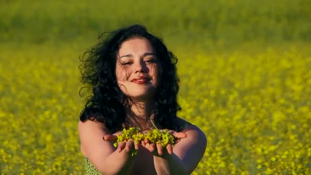 Woman in Field — Stock Video