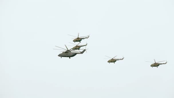 2014年5月9日 在庆祝胜利日的阅兵式上 蓝色天空中的军用直升机在空中表演 — 图库视频影像