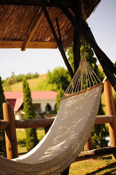 Gölge, Açık'ın bahçesinde hamak