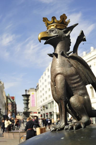 bir yaya Caddesi üzerinde Malmo Gargoyle heykel