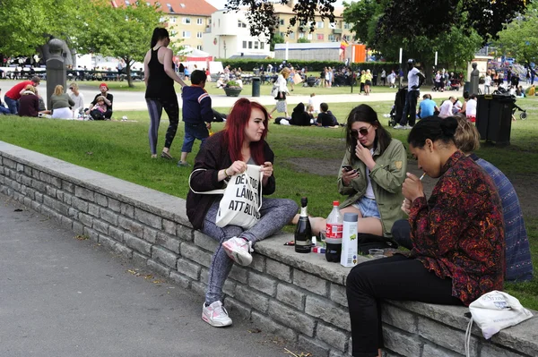 Genç içme ve sigara parkta