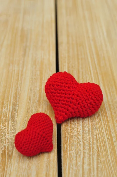 ayrı ayrı iki kırmızı Kalpler