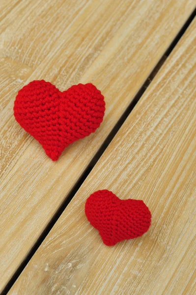 çapraz olarak ayrılmış iki kırmızı kalp