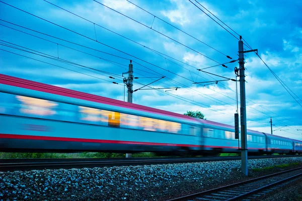 Comboio à noite. trem noturno de =bb — Fotografia de Stock