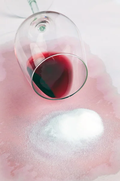 Wino czerwone plamy. kieliszek czerwonego wina i soli — Zdjęcie stockowe