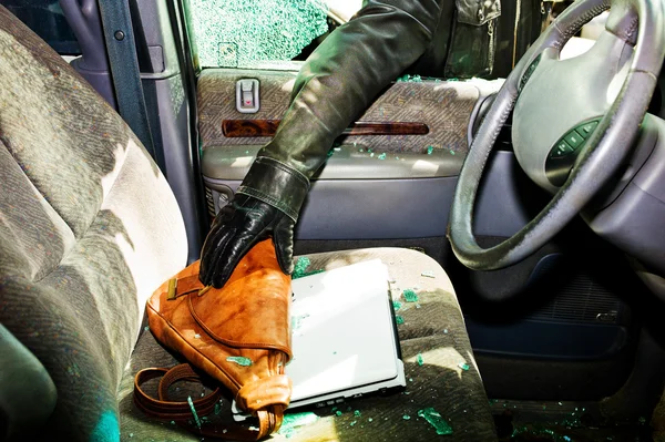 Um ladrão roubou uma bolsa do carro. — Fotografia de Stock