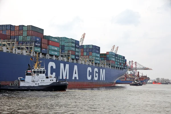 Navire cargo avec conteneurs dans le port de Hambourg — Photo