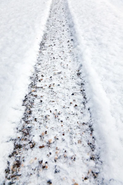 Ślady opon zimowych w śniegu — Zdjęcie stockowe
