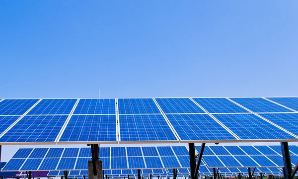 Альтернативна сонячна енергія. сонячної електростанції — стокове фото