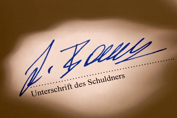 Schuldeisers ondertekend een notitie — Stockfoto