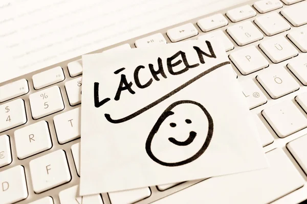 Hinweis auf der Computertastatur: Lächeln — Stockfoto