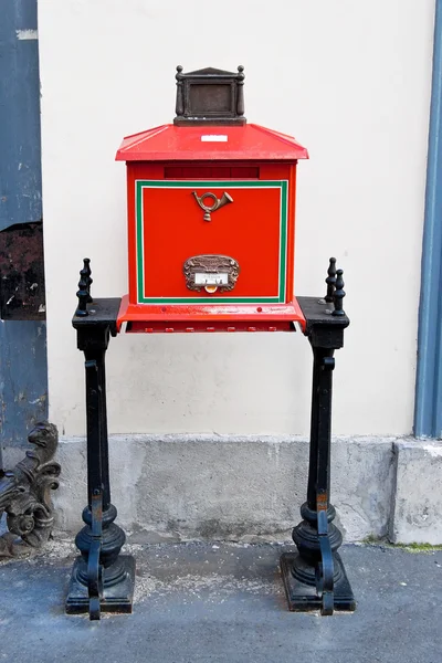 Post office and letter box in hungary — Stock Photo, Image