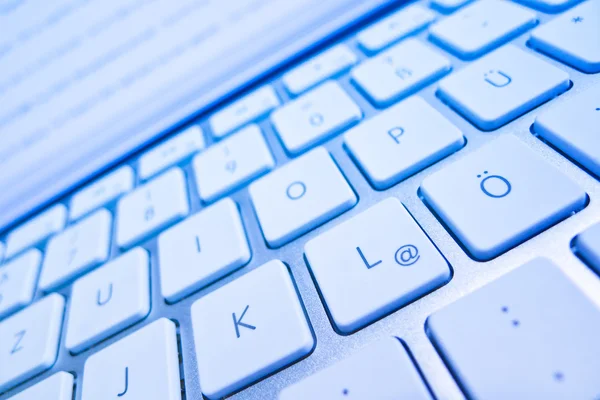 Clavier d'un écran d'ordinateur devant — Photo