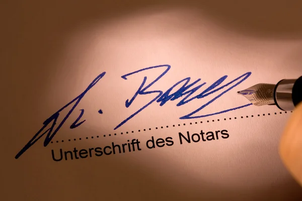 Underteckna ett notariats kontrakt — Stockfoto