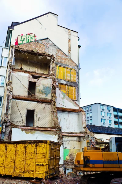 Una casa es demolida —  Fotos de Stock