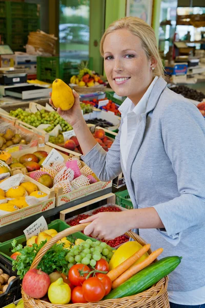Donna al mercato della frutta con cesto — Foto Stock