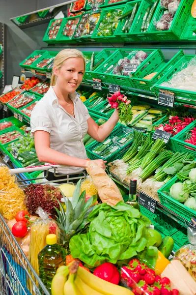 Mulher comprando frutas e legumes — Fotografia de Stock