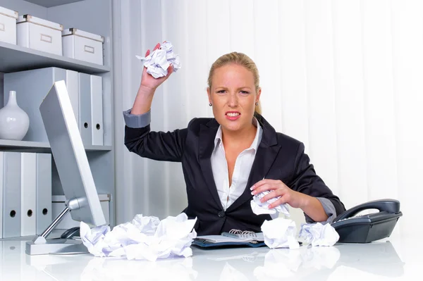 Femme au bureau avec du papier froissé — Photo