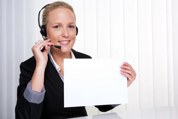 Freundliche Frau mit Headset im Kundenservice — Stockfoto