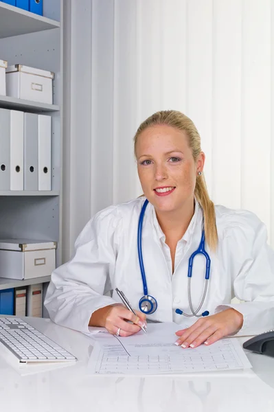 Doctora con estetoscopio —  Fotos de Stock