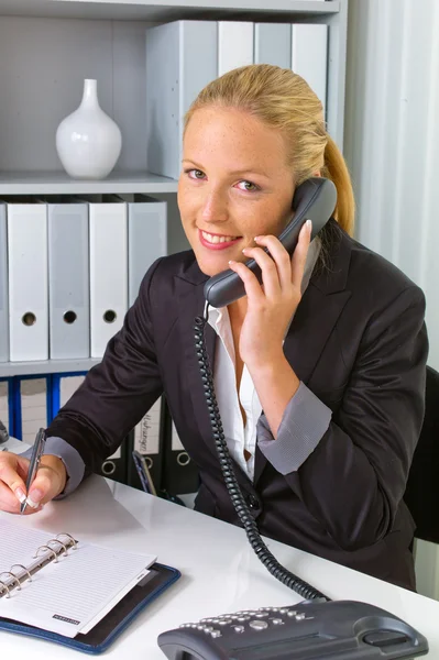 Vrouw met telefoon in functie — Stockfoto