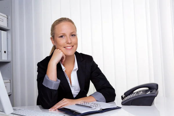 Mujer de negocios exitosa en la oficina — Foto de Stock