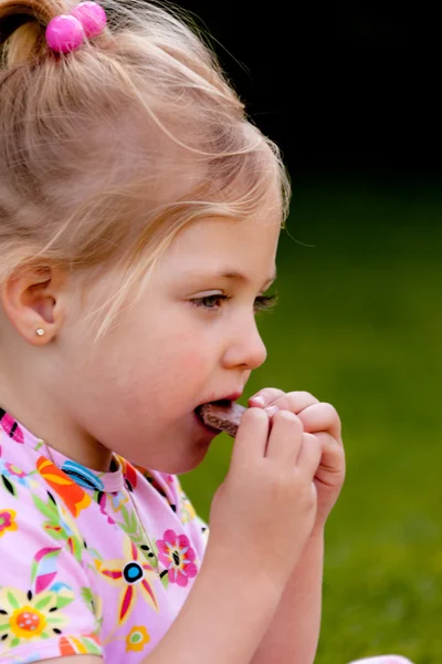 Kind isst Schokolade — Stockfoto