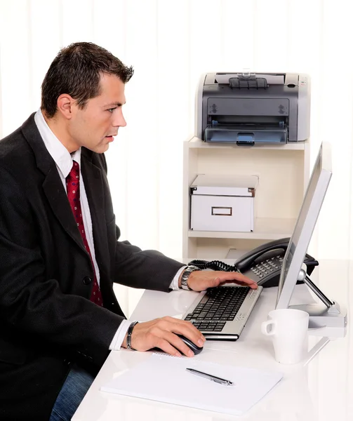 Бизнесмен в офисе с компьютером — стоковое фото
