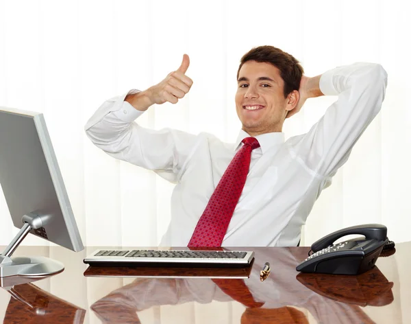 Framgångsrik manager sitter vid skrivbord — Stockfoto