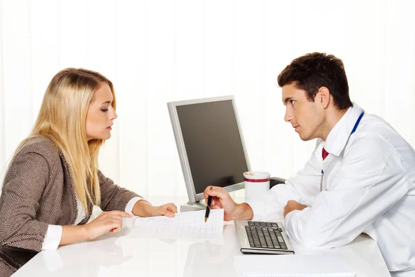 Paciente e médico conversando — Fotografia de Stock