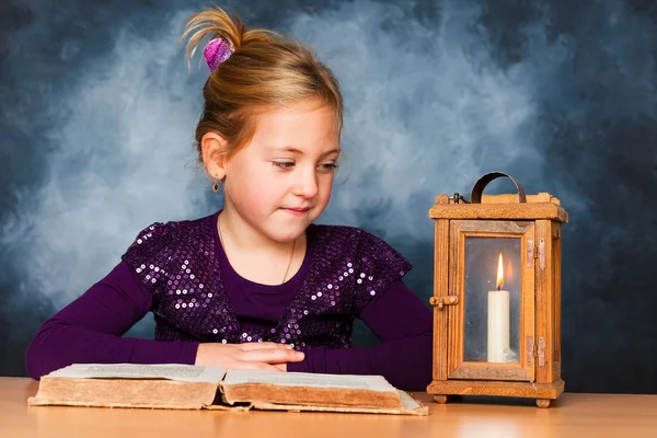 Niño con libro y linterna en el advenimiento —  Fotos de Stock