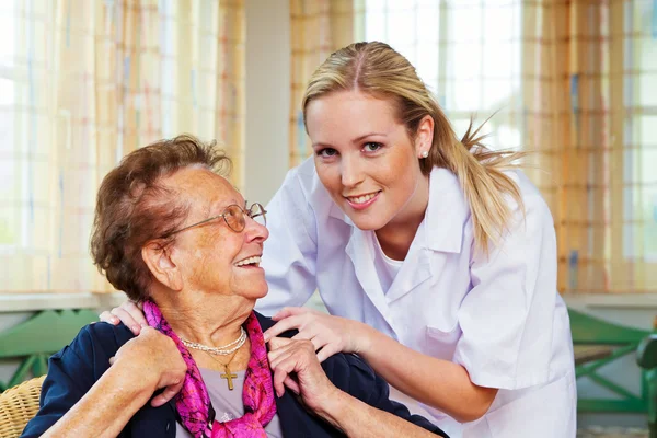 Häusliche Pflege der alten Dame — Stockfoto