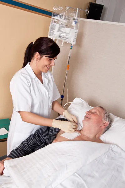 Enfermeira dá a um paciente uma infusão — Fotografia de Stock