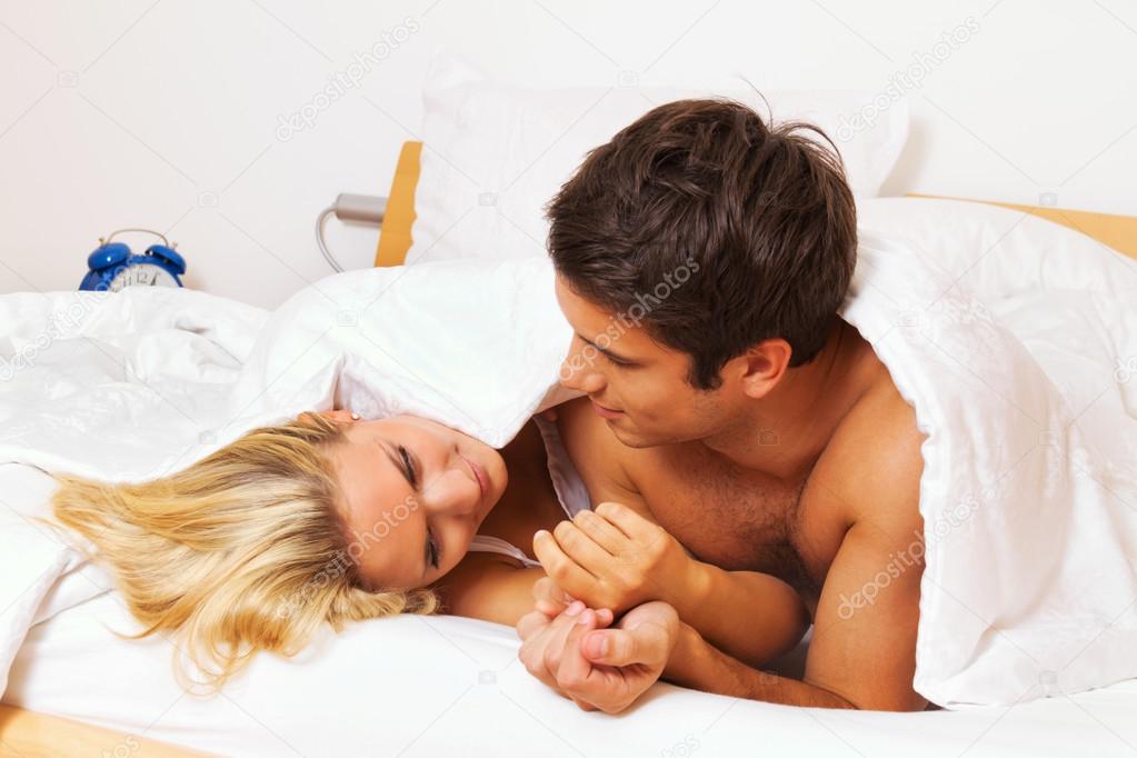 Paar hat Spaß im Bett. Lachen, Freude und Erotik — Stockfoto ... Paar hat Spaß im Bett. Lachen, Freude und Erotik — Stockfoto ...