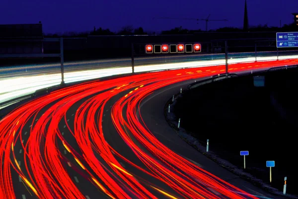 Autos nachts auf der Autobahn — Stockfoto