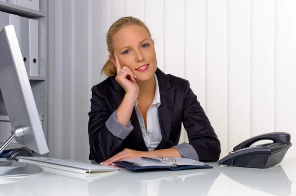 Erfolgreiche Geschäftsfrau im Büro — Stockfoto