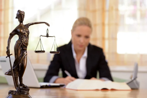 Anwalt im Büro — Stockfoto