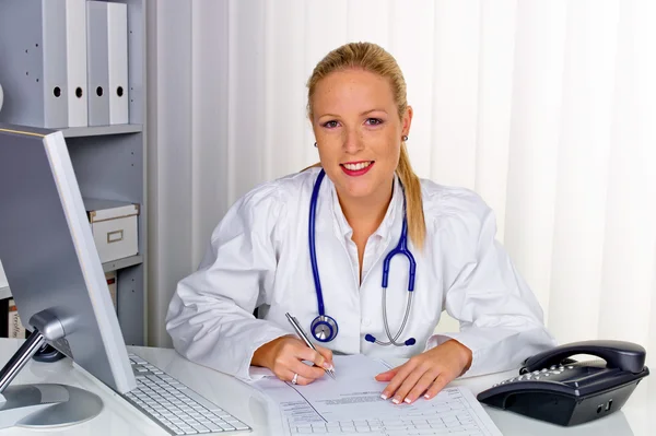 Médico feminino com estetoscópio — Fotografia de Stock