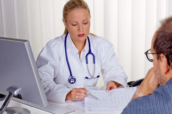 Ženský lékař s stetoskop mluvil s pacienty — Stock fotografie