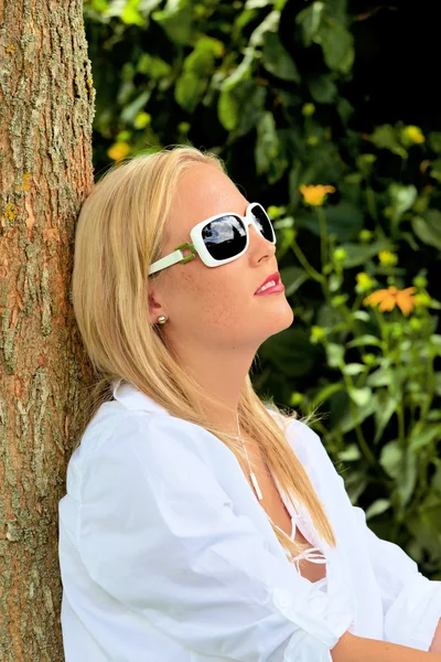 Porträtt av en kvinna med solglasögon — Stockfoto