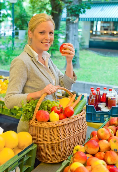 Mujer en el mercado de frutas con cesta — Foto de Stock