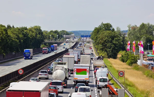 Trafikstockning på motorvägen — Stockfoto