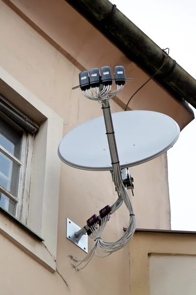 Satellitenantenne für Fernseher — Stockfoto