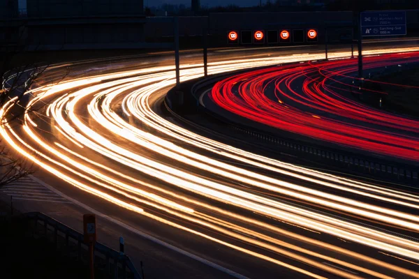 Autos nachts auf der Autobahn — Stockfoto