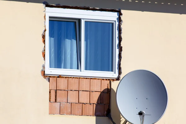 Nya fönster med parabolantenn — Stockfoto