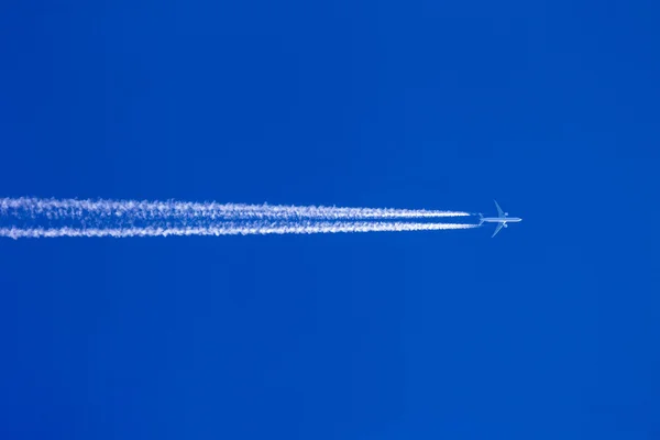 Repülőgép kondenzcsík — Stock Fotó