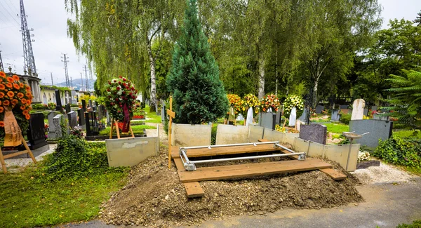 Новая могила — стоковое фото