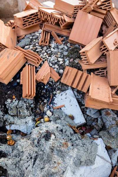 Escombros de construção em um canteiro de obras — Fotografia de Stock