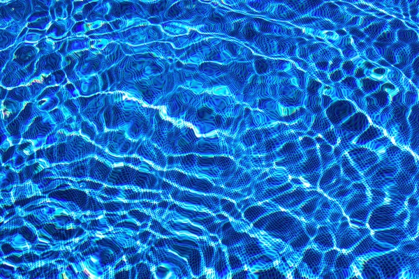 Água na piscina. fundo azul — Fotografia de Stock