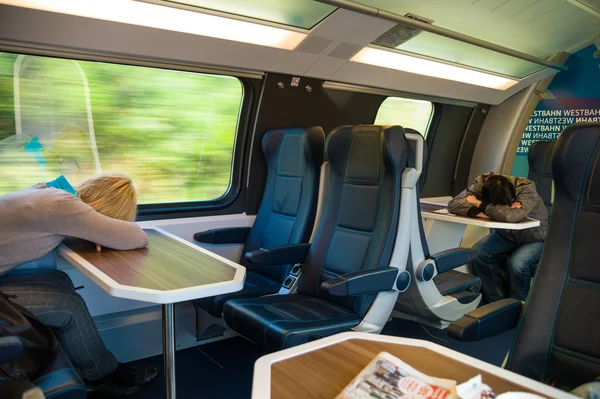Femme endormie dans le train — Photo